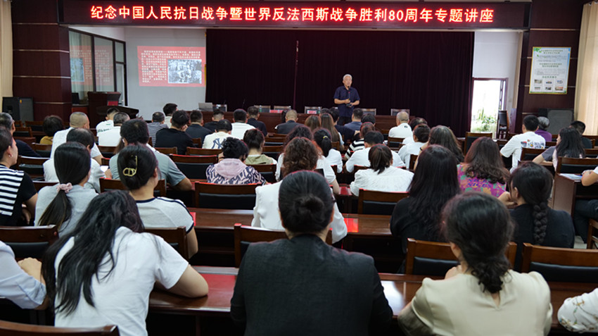 元寶山區(qū)關工委、草原藍哈達協(xié)會關工委舉辦紀念抗戰(zhàn)勝利80周年專題講座活動照片1_副本.jpg