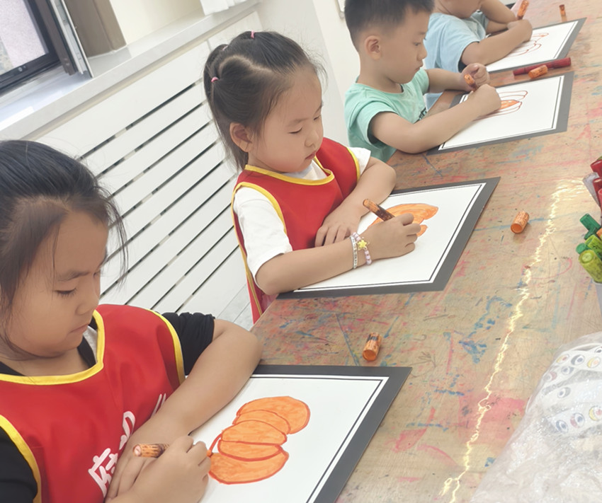 1758675661244486.jpg 西城街道新景四季東社區(qū)關(guān)工委”秋分繪就南瓜意 少年書(shū)盡季秋情“活動(dòng)照片3_副本.jpg