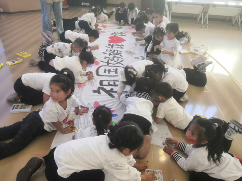 第七幼兒園、草原藍哈達協(xié)會協(xié)會關(guān)工委組織萌娃繪長卷活動照片7_副本.jpg