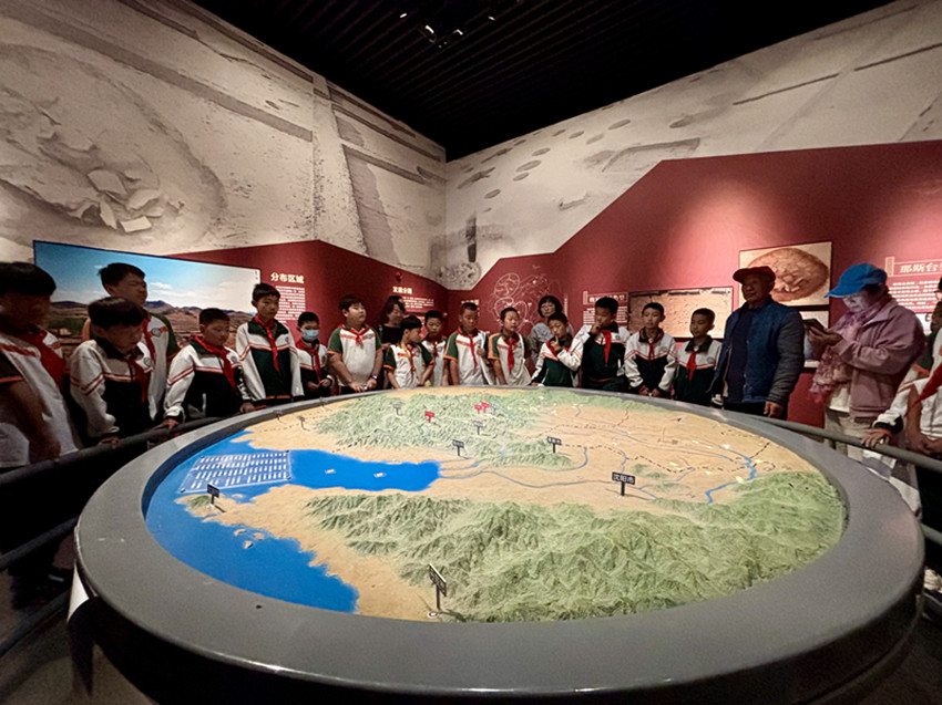 1759129352543820.jpg 馬林小學(xué)“探紅山文化根脈 繪民族團(tuán)結(jié)畫卷”研學(xué)活動照片4_副本.jpg