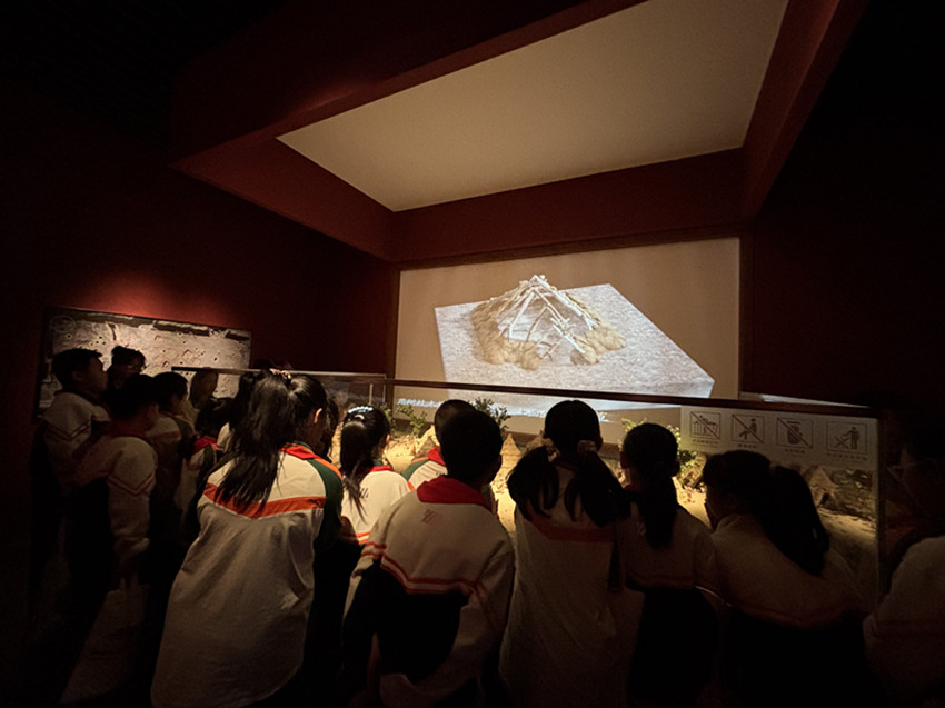 1759129435651010.jpg 馬林小學(xué)“探紅山文化根脈 繪民族團(tuán)結(jié)畫卷”研學(xué)活動照片7_副本.jpg