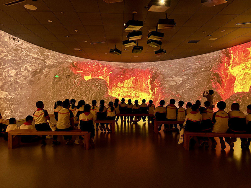 1759129491864048.jpg 馬林小學(xué)“探紅山文化根脈 繪民族團(tuán)結(jié)畫卷”研學(xué)活動照片9_副本.jpg