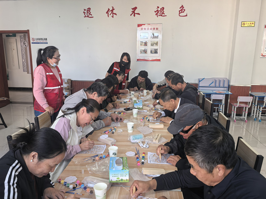 1759196142184974.jpg 西城街道王府社區(qū)巧手制燈賀華誕 紅歌嘹亮頌盛世活動照片2_副本.jpg