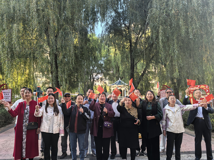 1759196395493126.jpg 西城街道王府社區(qū)巧手制燈賀華誕 紅歌嘹亮頌盛世活動照片1_副本.jpg