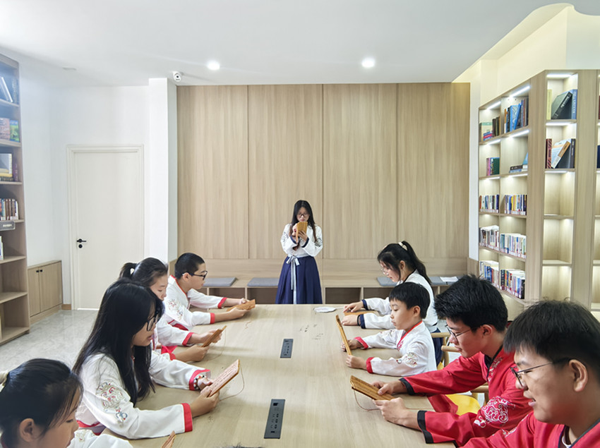 1760165452698015.jpg 西城街道王府社區(qū)“國(guó)學(xué)競(jìng)賽顯真才 詩(shī)會(huì)雅集聚賢童”活動(dòng)照片5_副本.jpg