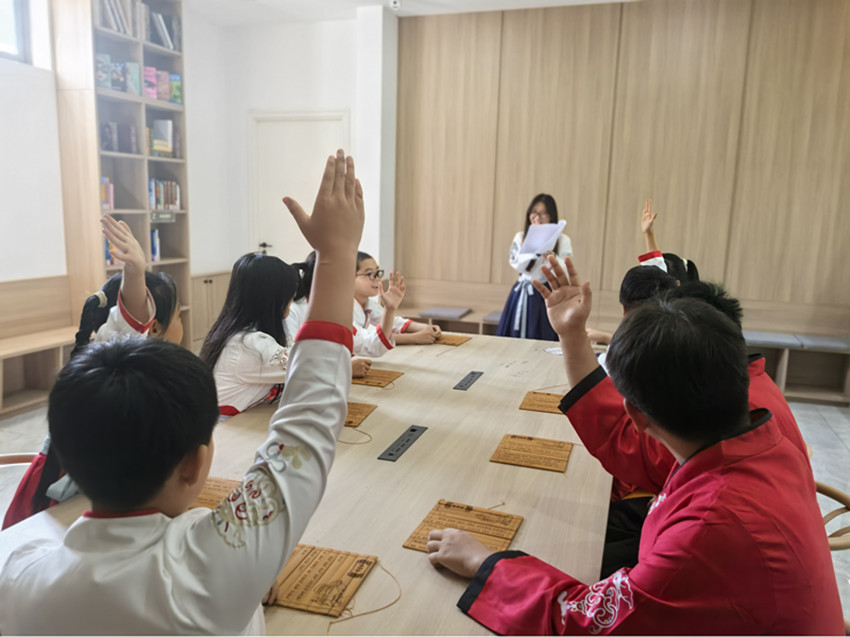 1760165483753868.jpg 西城街道王府社區(qū)“國(guó)學(xué)競(jìng)賽顯真才 詩(shī)會(huì)雅集聚賢童”活動(dòng)照片1_副本.jpg