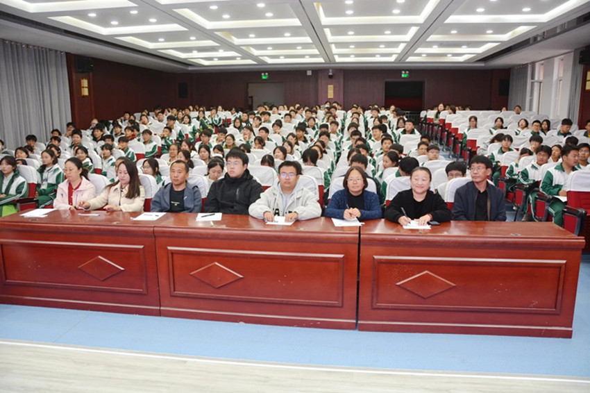 1760406666132709.jpg 平煤高中“書香悅讀 筑夢成長”讀書分享會照片2_副本.jpg