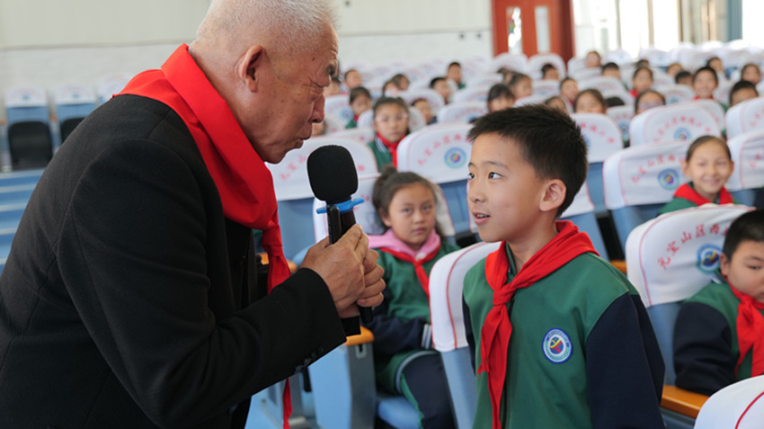 西城小學(xué)關(guān)工委開(kāi)展“建隊(duì)日里憶崢嶸 ‘五老”’紅色課堂點(diǎn)亮少年心”活動(dòng)照片3_副本.jpg