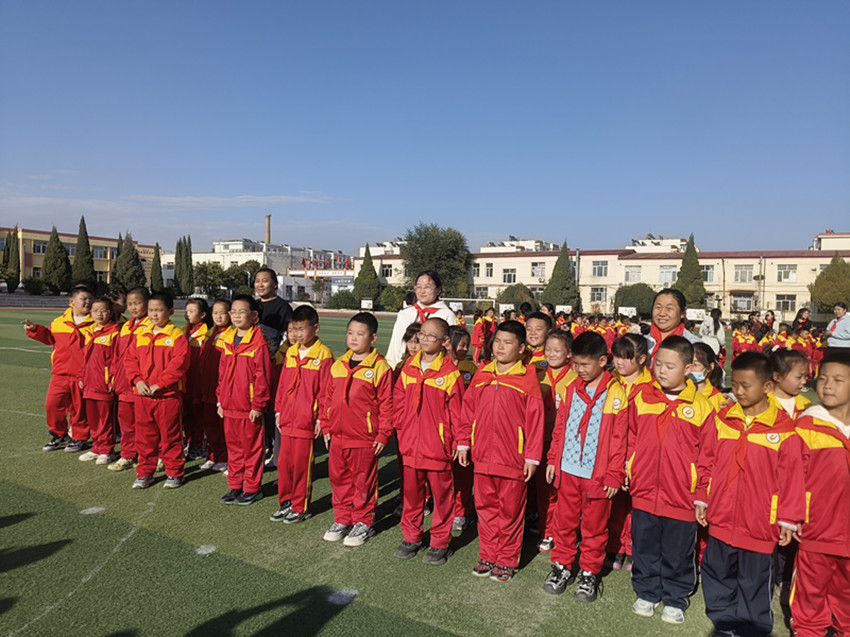 1760578276777962.jpg 元礦小學(xué)”家校攜手育新苗 尚美潤心共成長“建隊日活動照片1_副本.jpg