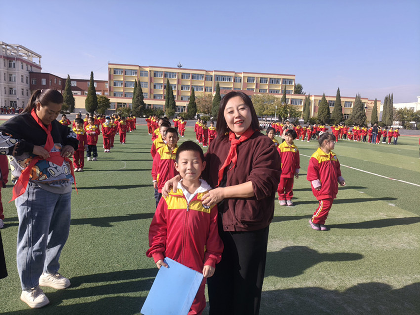 1760578370677582.jpg 元礦小學(xué)”家校攜手育新苗 尚美潤心共成長“建隊日活動照片16_副本.jpg