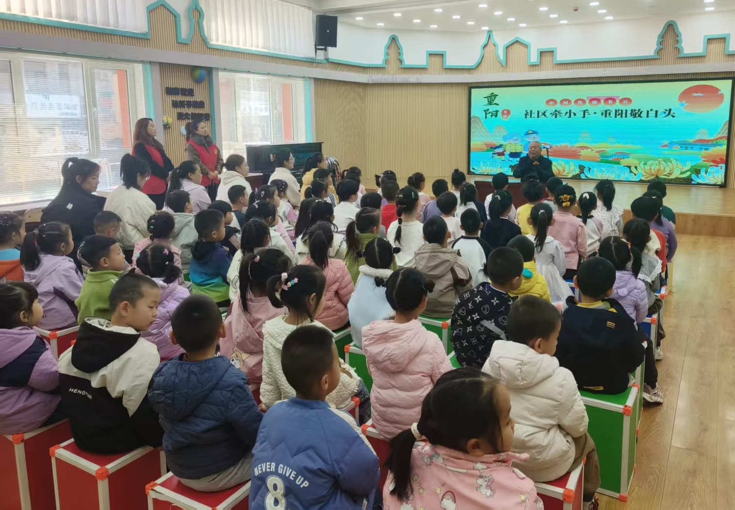 1761529432915649.jpg 東城街道英河社區(qū)“社區(qū)牽小手 重陽敬白頭”敬老活動照片1_副本.jpg