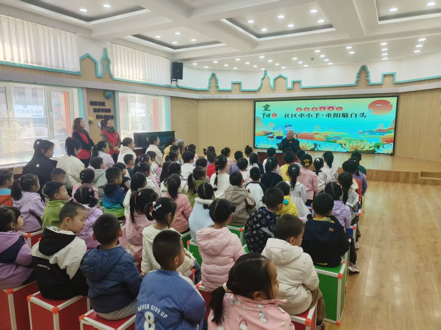 1761529489749334.jpg 東城街道英河社區(qū)“社區(qū)牽小手 重陽敬白頭”敬老活動照片3_副本.jpg