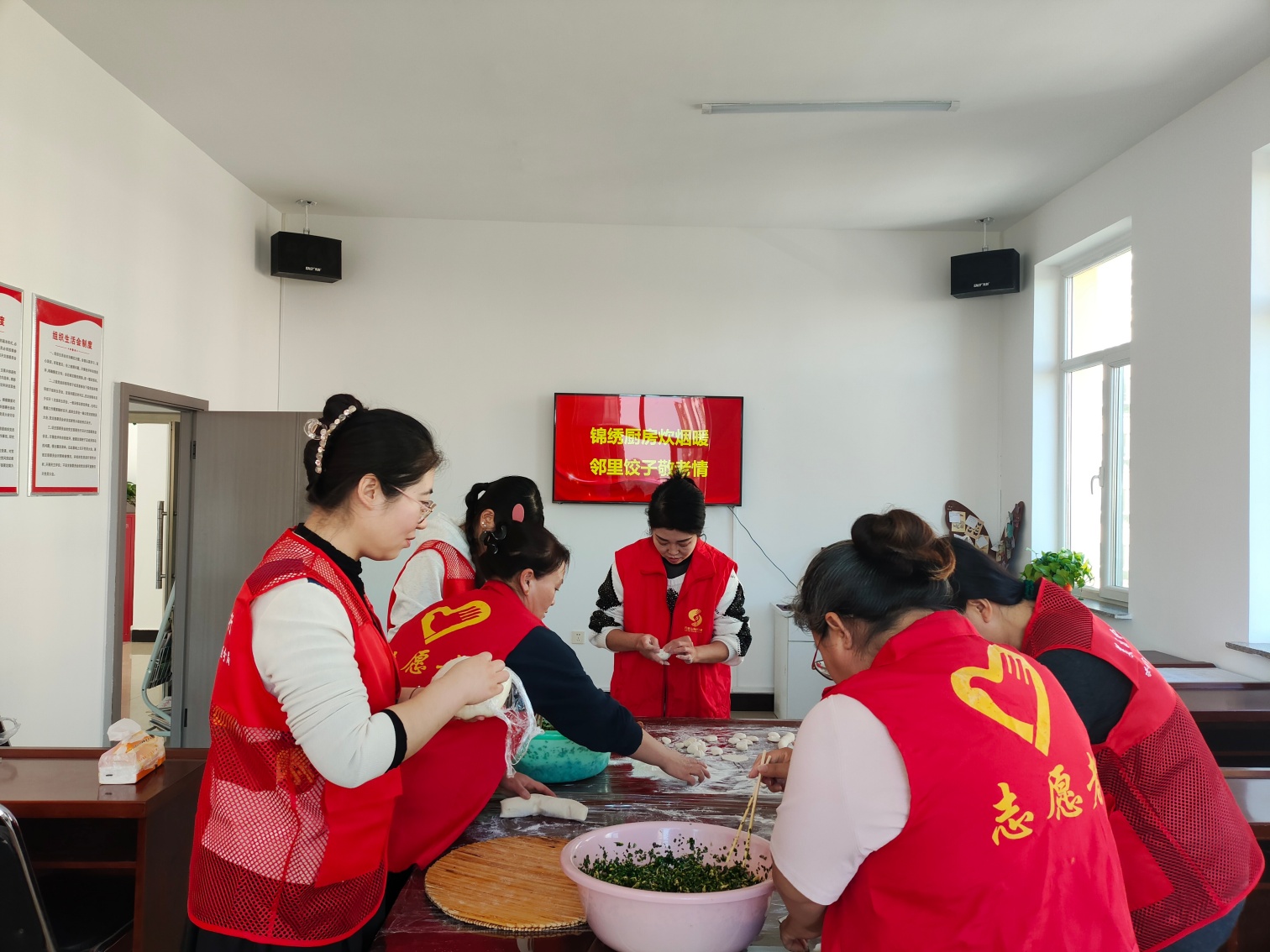 1761619864800374.jpg 西城街道錦繡社區(qū)錦繡廚房炊煙暖 鄰里餃子敬老情活動(dòng)照片1_副本.jpg