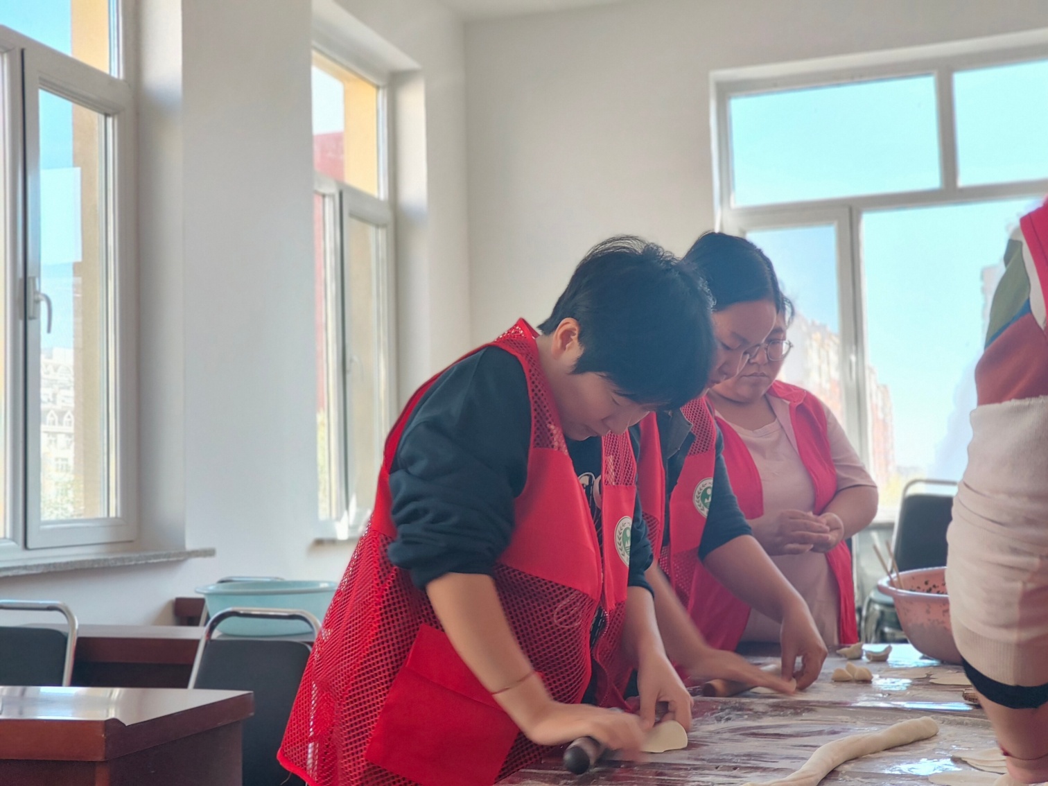 1761619944414040.jpg 西城街道錦繡社區(qū)錦繡廚房炊煙暖 鄰里餃子敬老情活動(dòng)照片2_副本.jpg