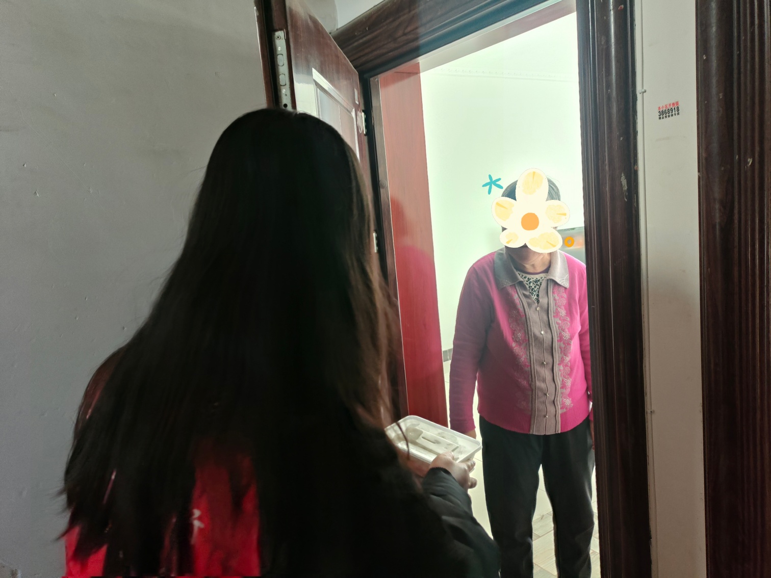 1761619965190212.jpg 西城街道錦繡社區(qū)錦繡廚房炊煙暖 鄰里餃子敬老情活動(dòng)照片3_副本.jpg