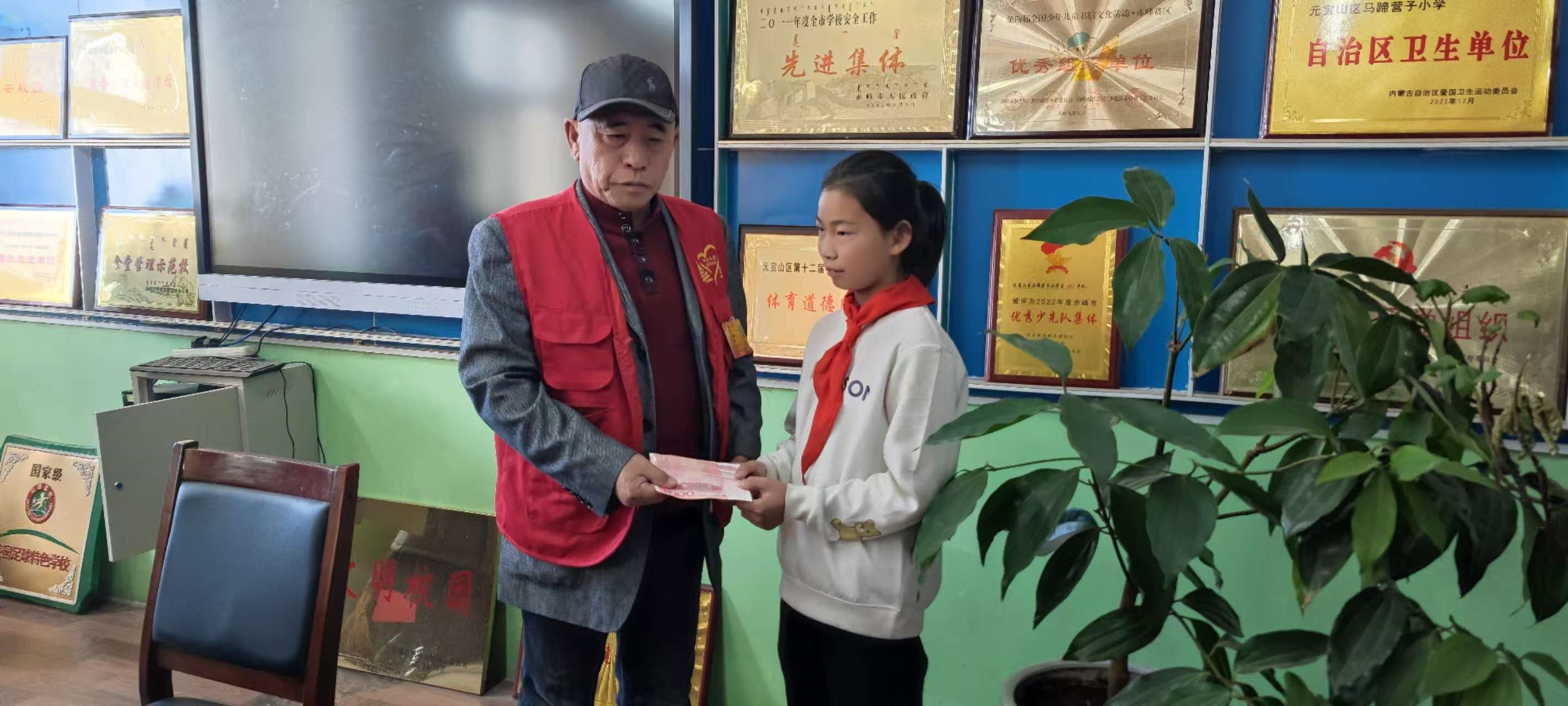 馬蹄營子學(xué)?！芭闹鷮W(xué)行  陽光遞溫暖”迎來陽光之家志愿者助學(xué)活動照片5_副本.jpg