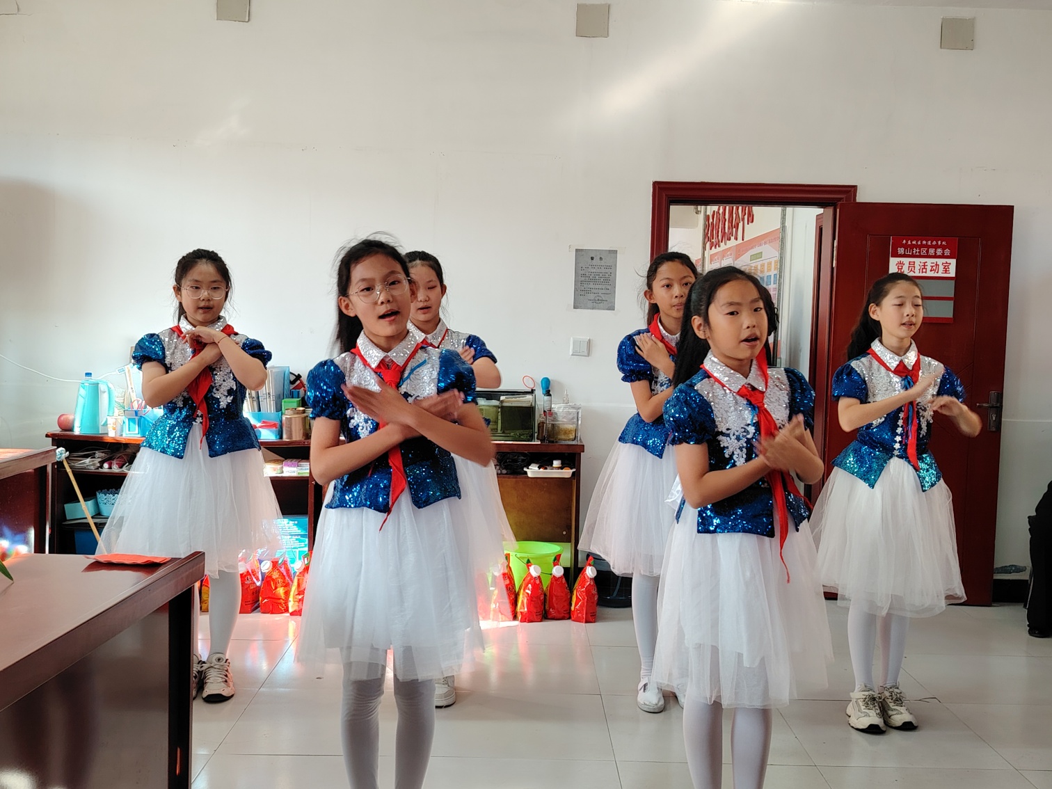 平礦二小“九九重陽暖  敬老傳美德”活動照片8_副本.jpg