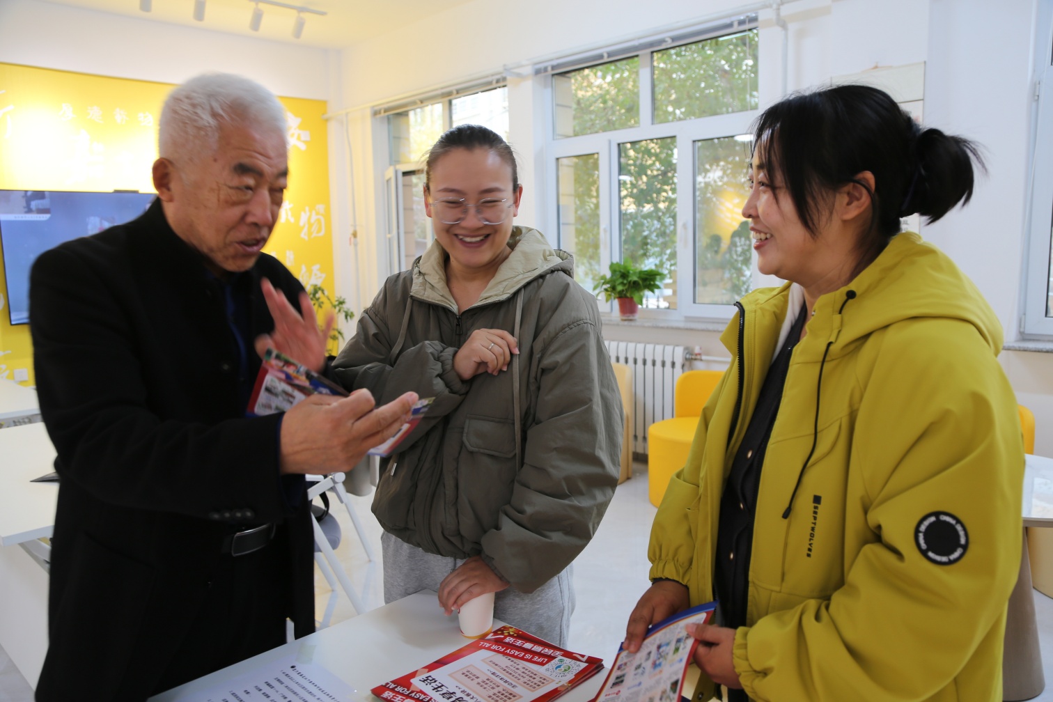 東城街道新華社區(qū)、草原藍哈達協(xié)會關(guān)工委“重陽暖意潤銀齡  關(guān)工委守護夕陽紅”活動照片3_副本.jpg