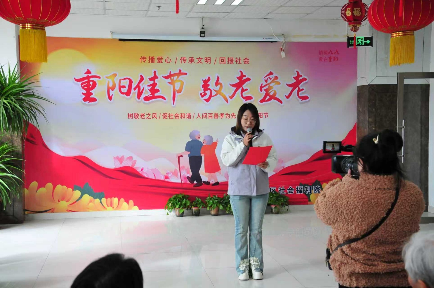 1761880758347032.jpg 區(qū)第六幼兒園 黨建引領(lǐng)聚合力,童心社區(qū)敬長輩 活動照片2_副本.jpg