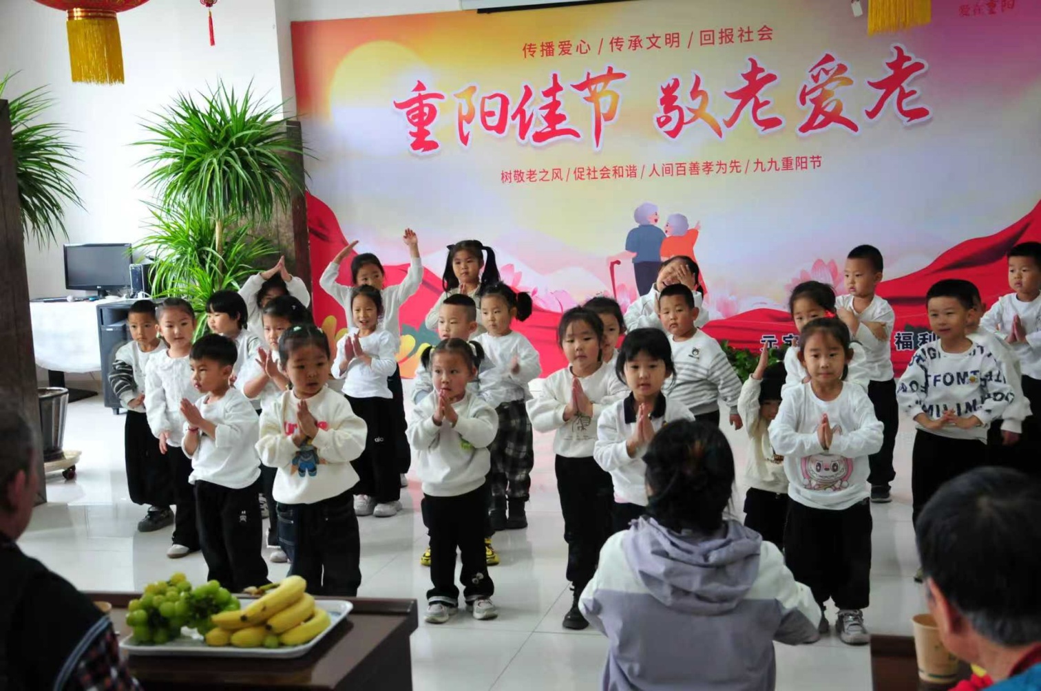 1761880883684491.jpg 區(qū)第六幼兒園 黨建引領(lǐng)聚合力,童心社區(qū)敬長輩 活動照片9_副本.jpg