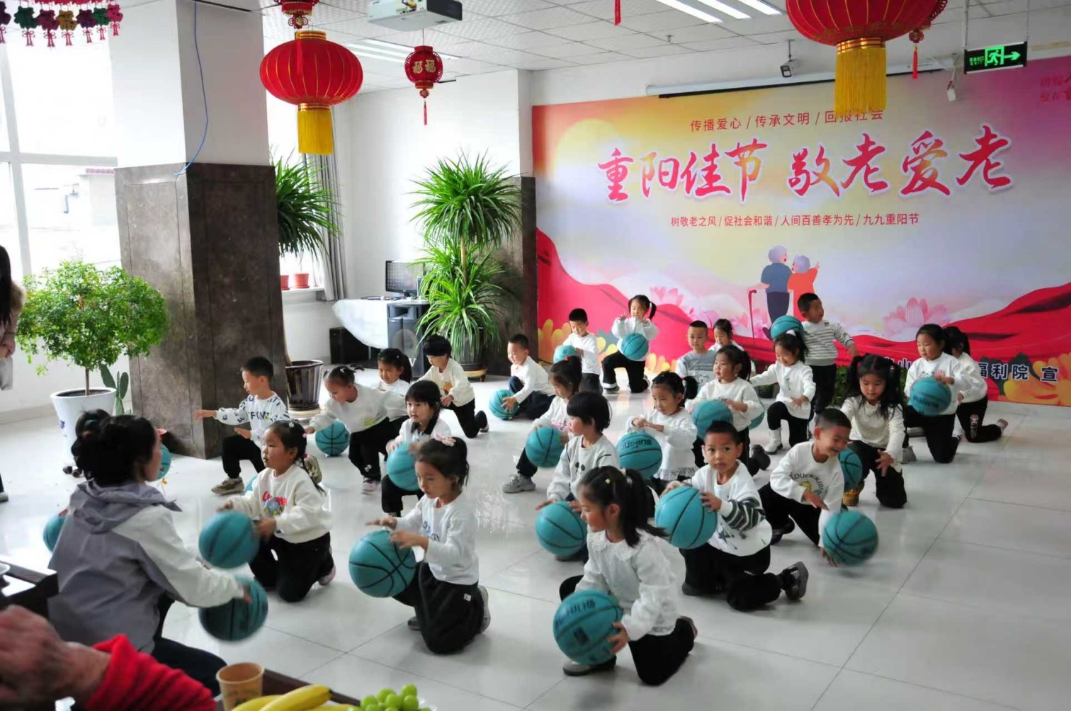 1761880903869202.jpg 區(qū)第六幼兒園 黨建引領(lǐng)聚合力,童心社區(qū)敬長輩 活動照片12_副本.jpg