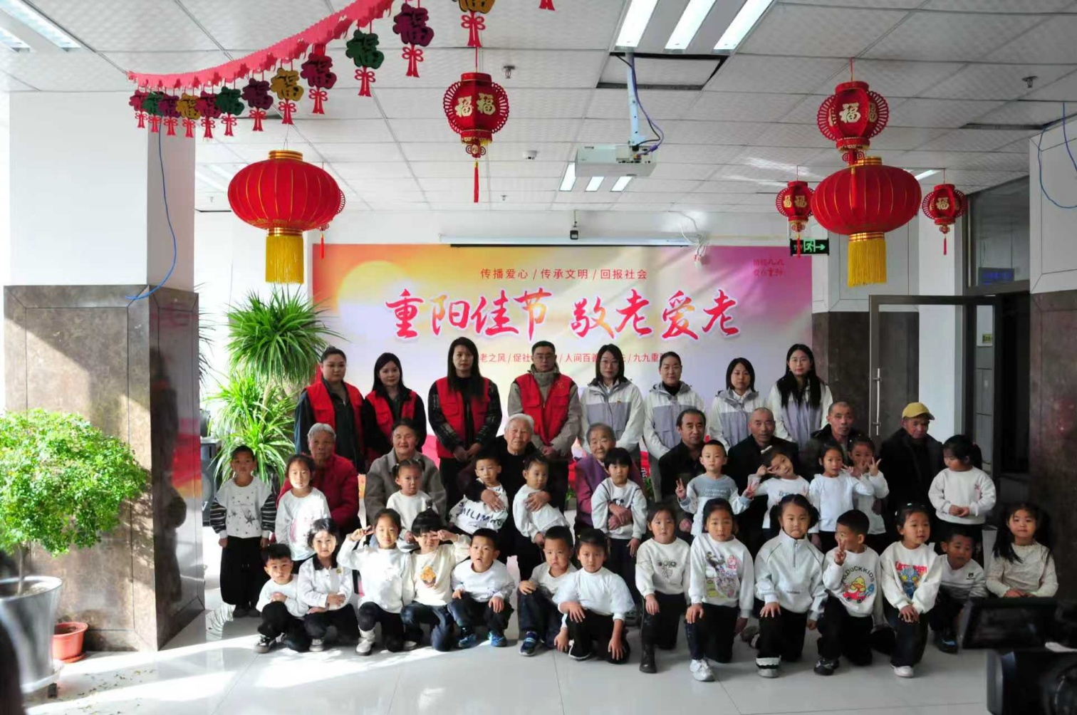 1761880985808905.jpg 區(qū)第六幼兒園 黨建引領(lǐng)聚合力,童心社區(qū)敬長輩 活動照片1_副本.jpg