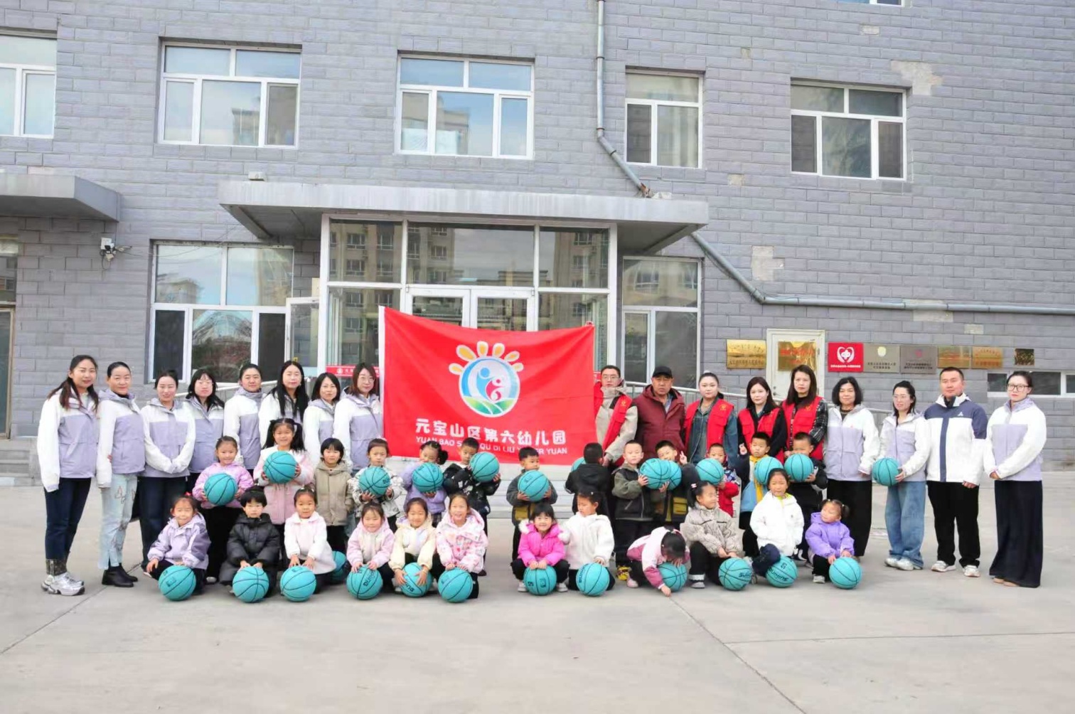 1761881045718120.jpg 區(qū)第六幼兒園 黨建引領(lǐng)聚合力,童心社區(qū)敬長輩 活動照片20_副本.jpg