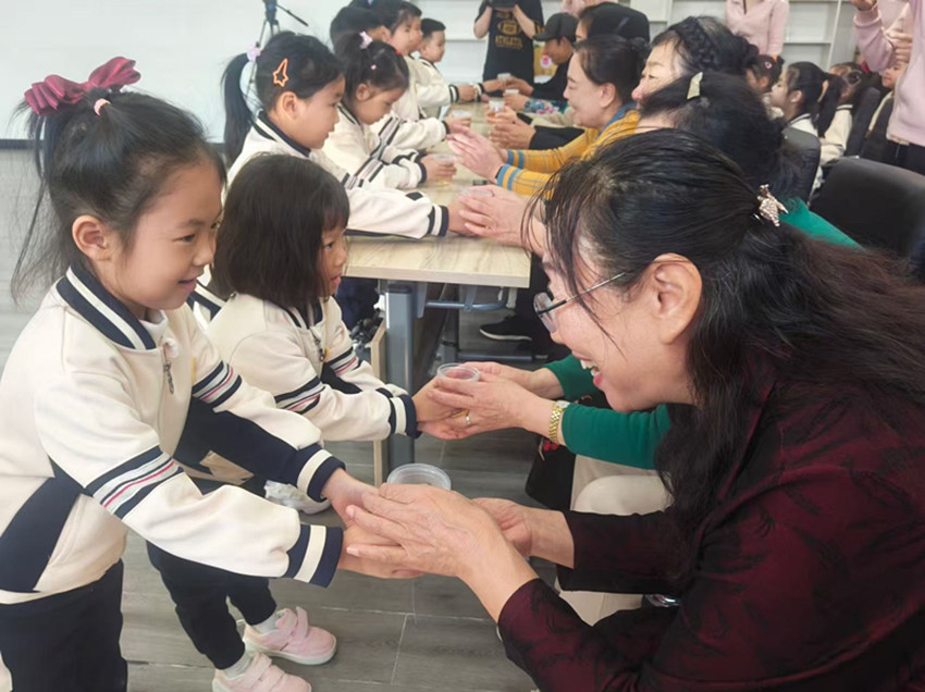 1761999967178801.jpg 西城街道紫辰社區(qū)“童聲頌重陽(yáng) 愛(ài)滿社區(qū)家”重陽(yáng)節(jié)活動(dòng)照片3_副本.jpg