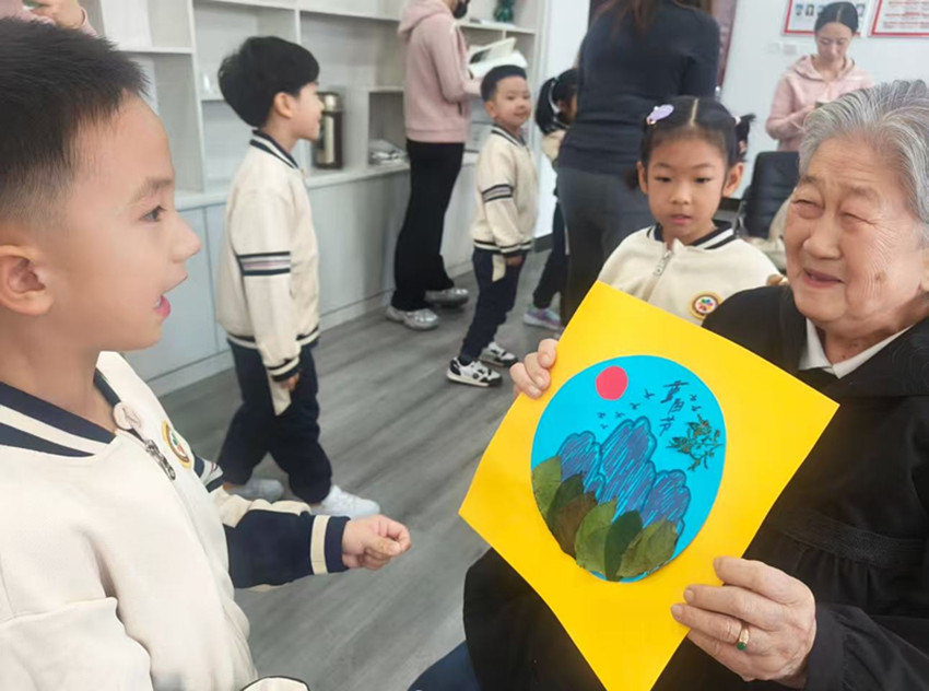 1762000015307045.jpg 西城街道紫辰社區(qū)“童聲頌重陽(yáng) 愛(ài)滿社區(qū)家”重陽(yáng)節(jié)活動(dòng)照片5_副本.jpg