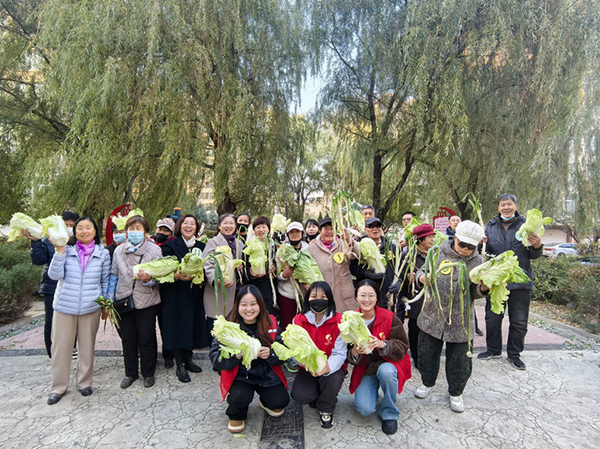 西城街道王府社區(qū)“重陽送菜暖夕陽 答題投菜樂滿堂”活動照片1_副本.jpg