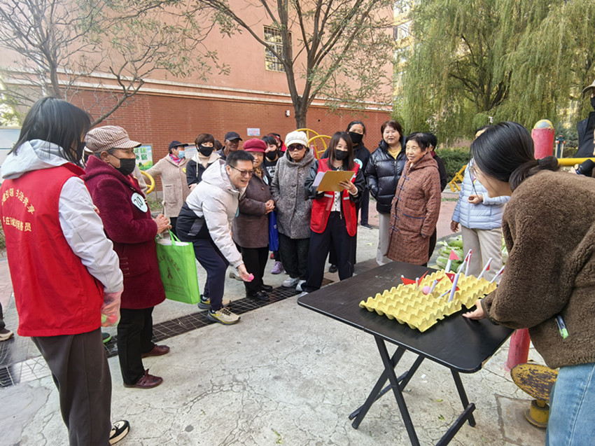 西城街道王府社區(qū)“重陽送菜暖夕陽 答題投菜樂滿堂”活動照片3_副本.jpg