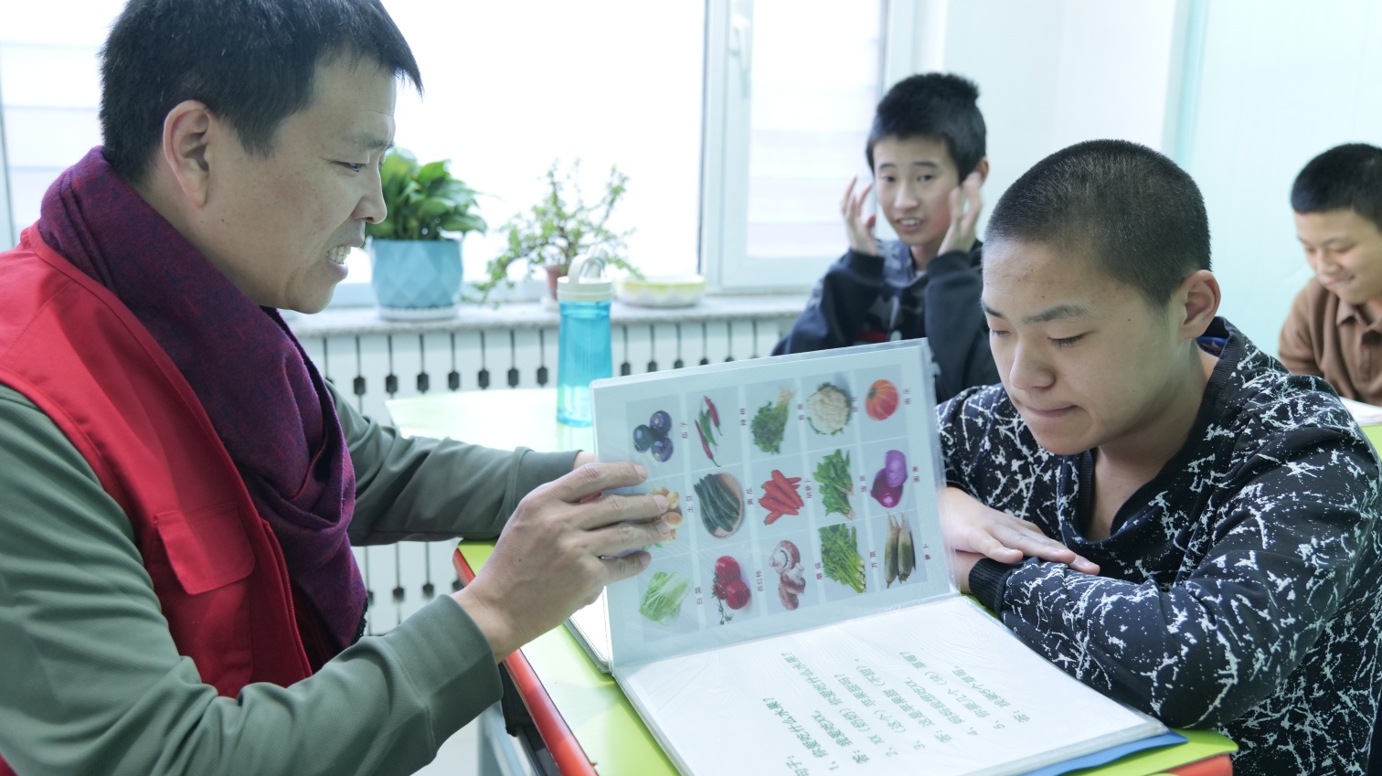 1762223890167743.jpg 草原藍哈達協(xié)會協(xié)會“用愛澆灌“無聲花朵”看望聾啞兒童活動照片1_副本.jpg