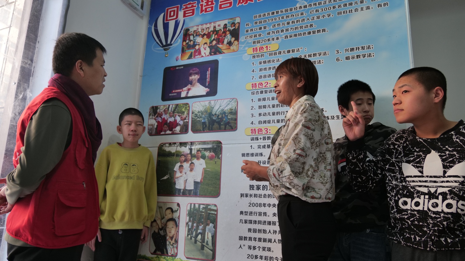 1762223924170527.jpg 草原藍哈達協(xié)會協(xié)會“用愛澆灌“無聲花朵”看望聾啞兒童活動照片3_副本.jpg