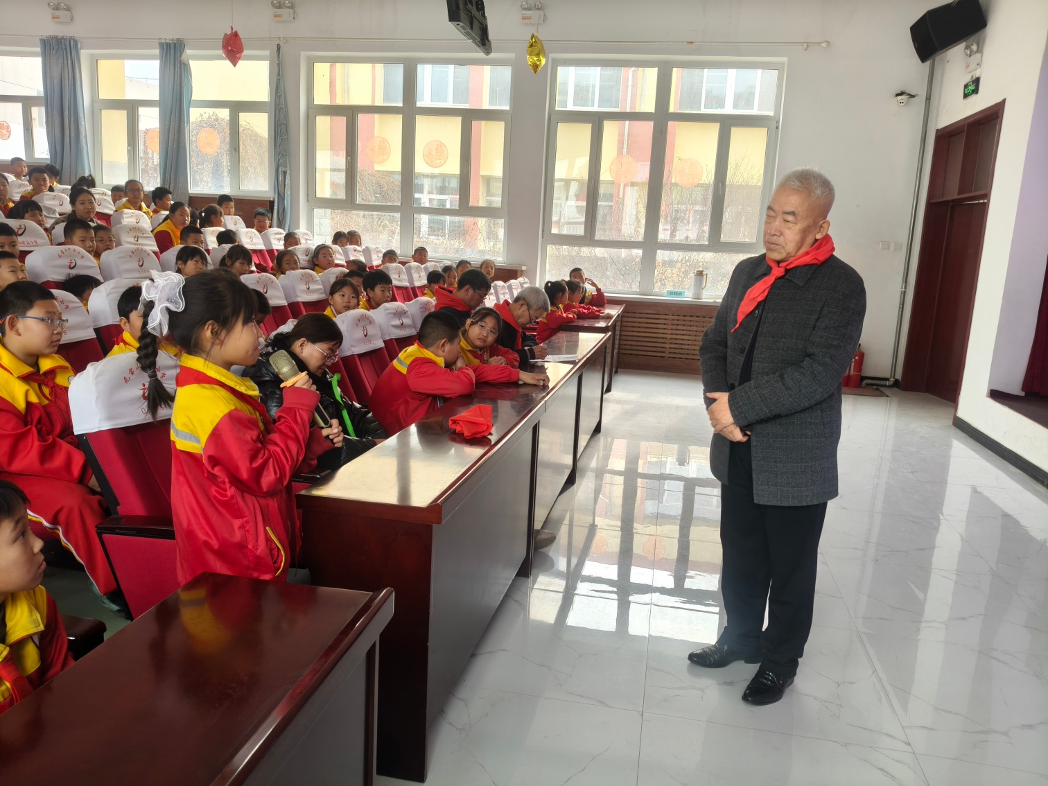 元寶山礦區(qū)小學(xué)“憶抗戰(zhàn)歲月 育時(shí)代新人”“五老”進(jìn)校園講述紅色故事活動(dòng)照片11_副本.jpg
