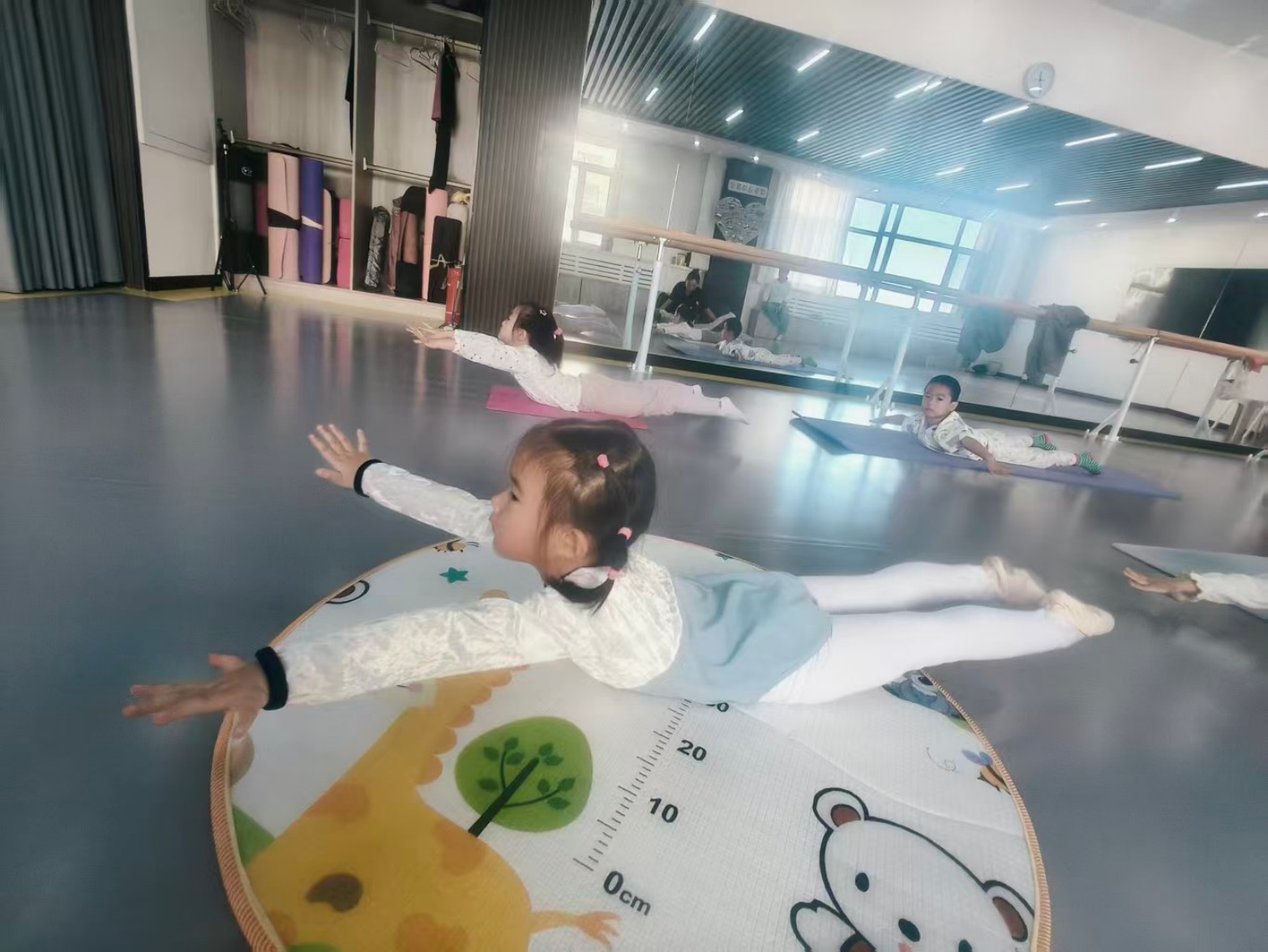 1763522210242799.jpg 西城街道新景四季東社區(qū)“舞韻潤(rùn)童心藝彩耀社區(qū)”活動(dòng)照片3_副本.jpg