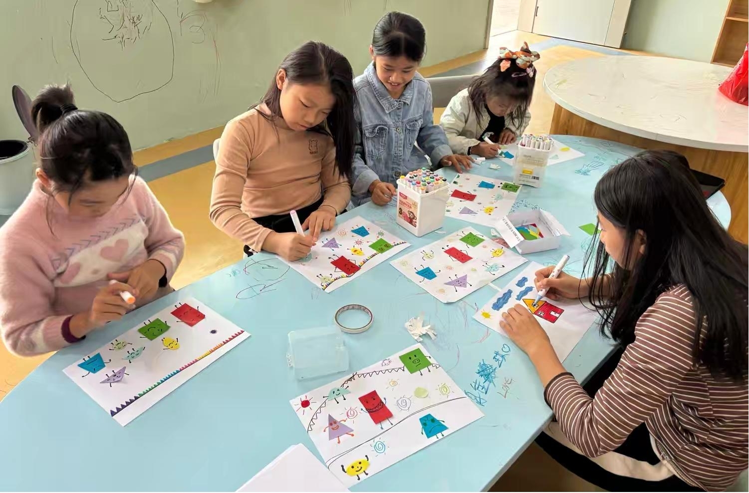 孩子們一起愉快繪畫.jpg