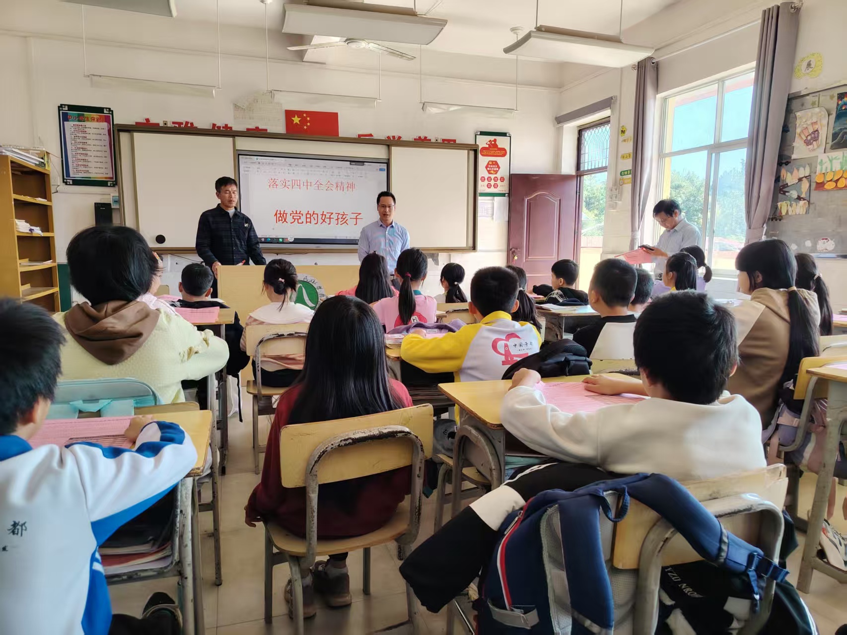 1763713683703715.jpg 村關(guān)工委副主任鐘紹強(qiáng)為孩子們講解三防知識(shí).jpg