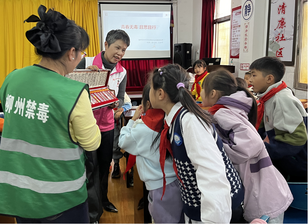 1764146638111073.png 【播種禁毒種子 繪就無毒晴空】毒品仿真模型引發(fā)了孩子們的強(qiáng)烈興趣1.png