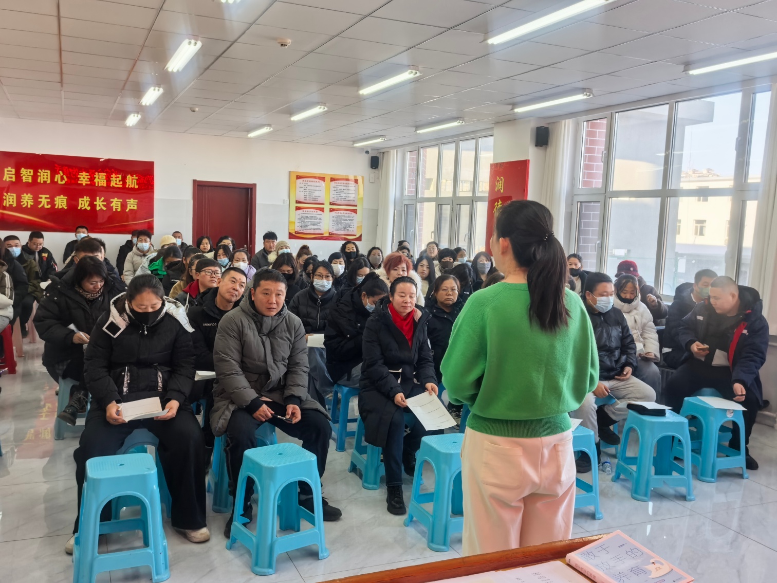 平礦一小做情緒穩(wěn)定的家長 養(yǎng)內(nèi)心強大的孩子家長培訓(xùn)活動照片2_副本.jpg