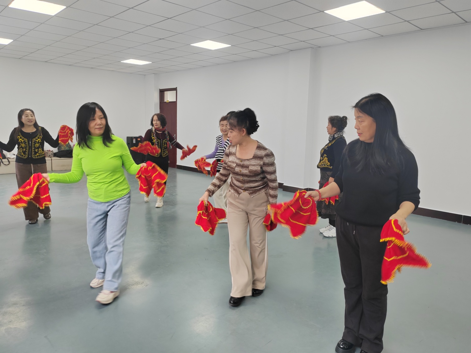 1765162666872861.jpg 西城街道如意東社區(qū)“手絹翻飛健體魄 健康守護(hù)醫(yī)小時”活動照片2_副本.jpg