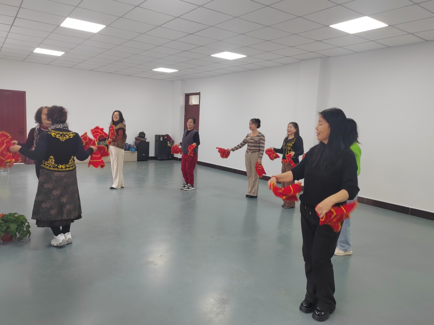 1765162698316668.jpg 西城街道如意東社區(qū)“手絹翻飛健體魄 健康守護(hù)醫(yī)小時”活動照片1_副本.jpg