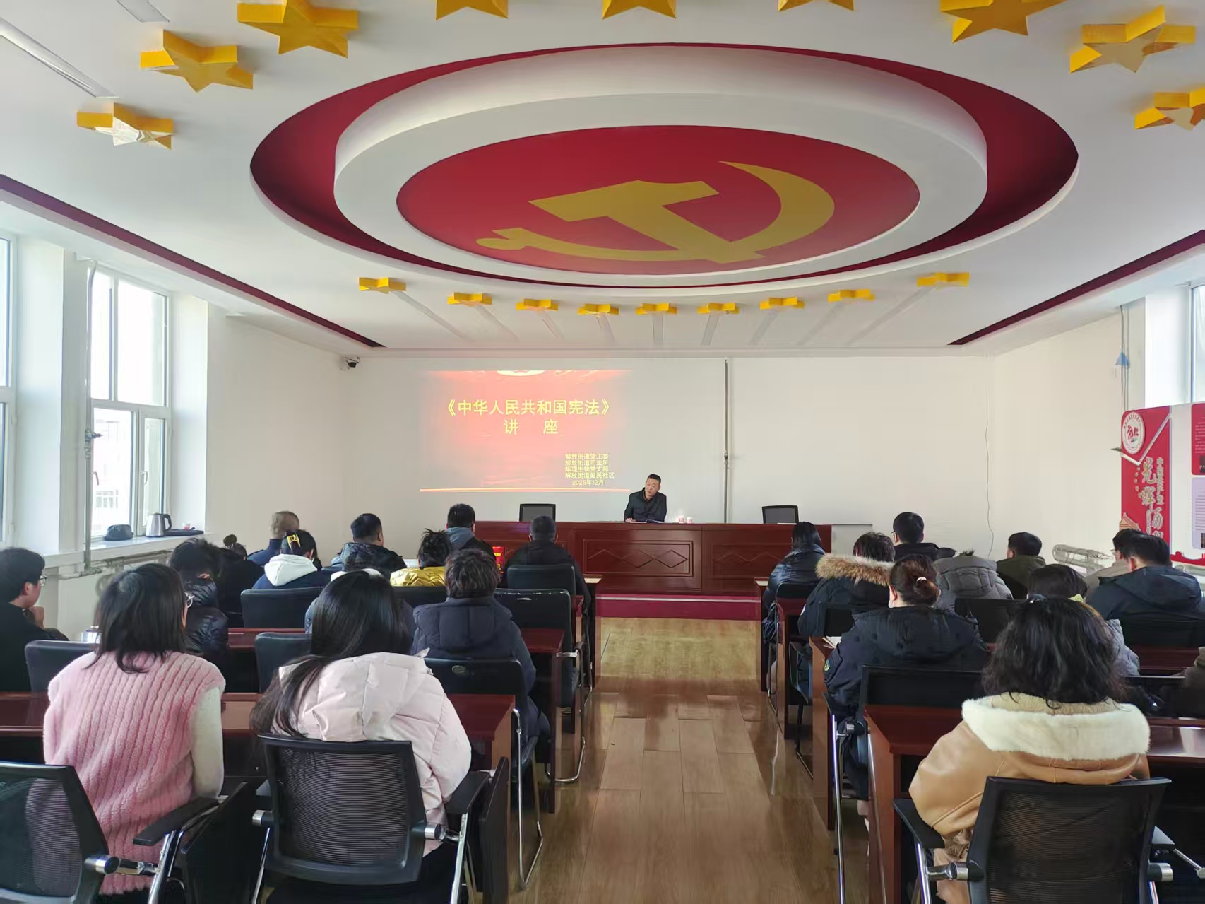 1765180288245883.jpg 大慶市解放街道關(guān)工委開展國家憲法日普法講座.jpg