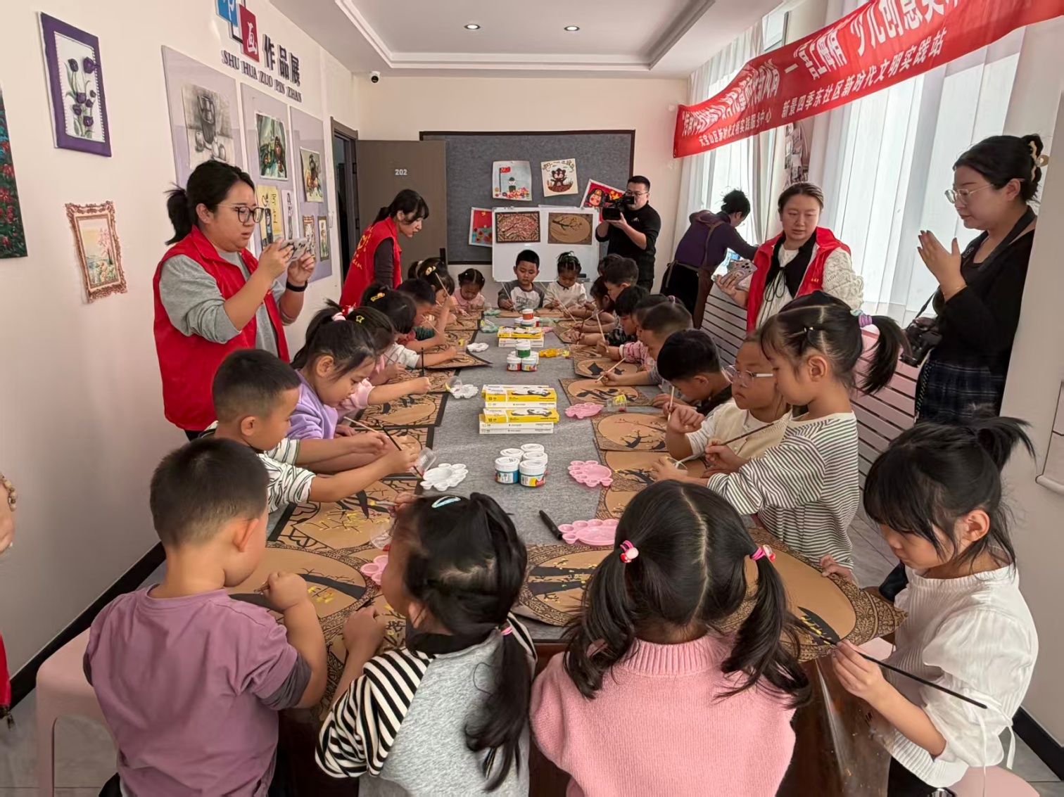西城街道新景四季東社區(qū)“喜上梅梢”繪童心，傳統(tǒng)文化潤成長“活動照片4_副本.jpg