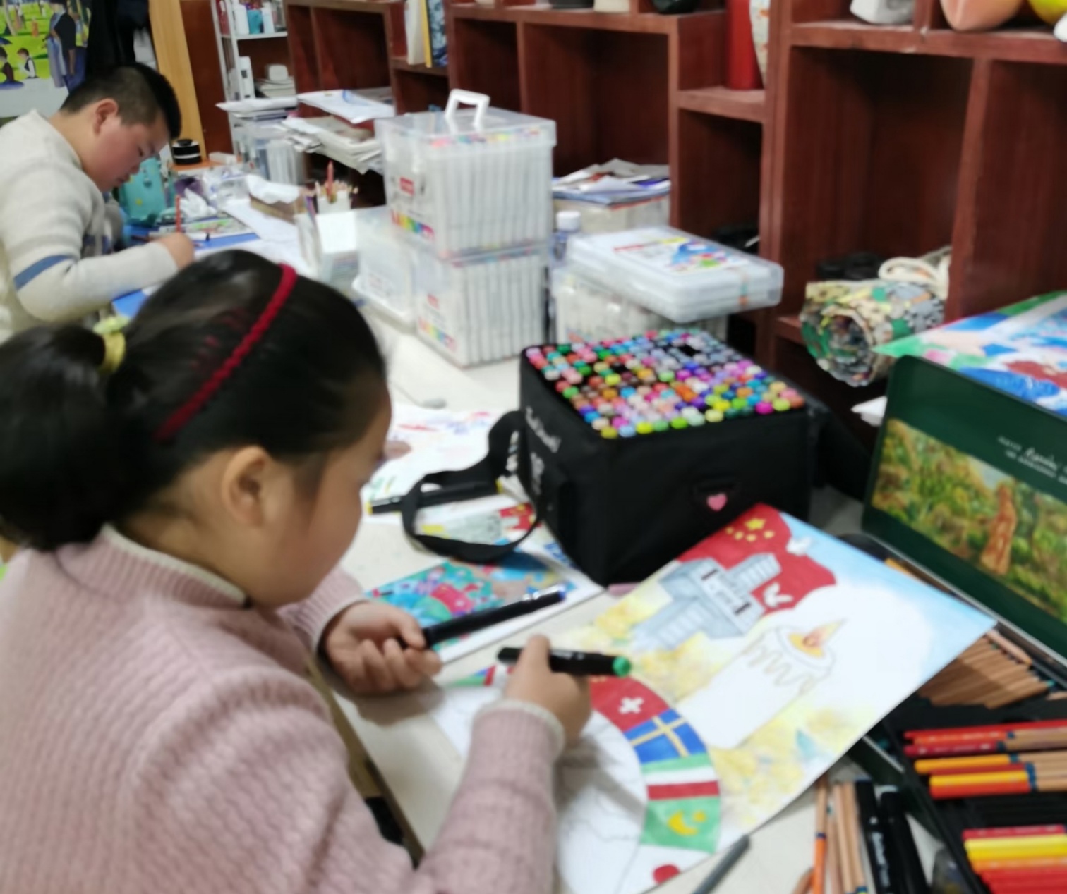 1765417412231672.jpg 西城街道如意東社區(qū)手抄報(bào)繪初心 銘記國(guó)恥勇奮進(jìn)活動(dòng)照片2_副本.jpg