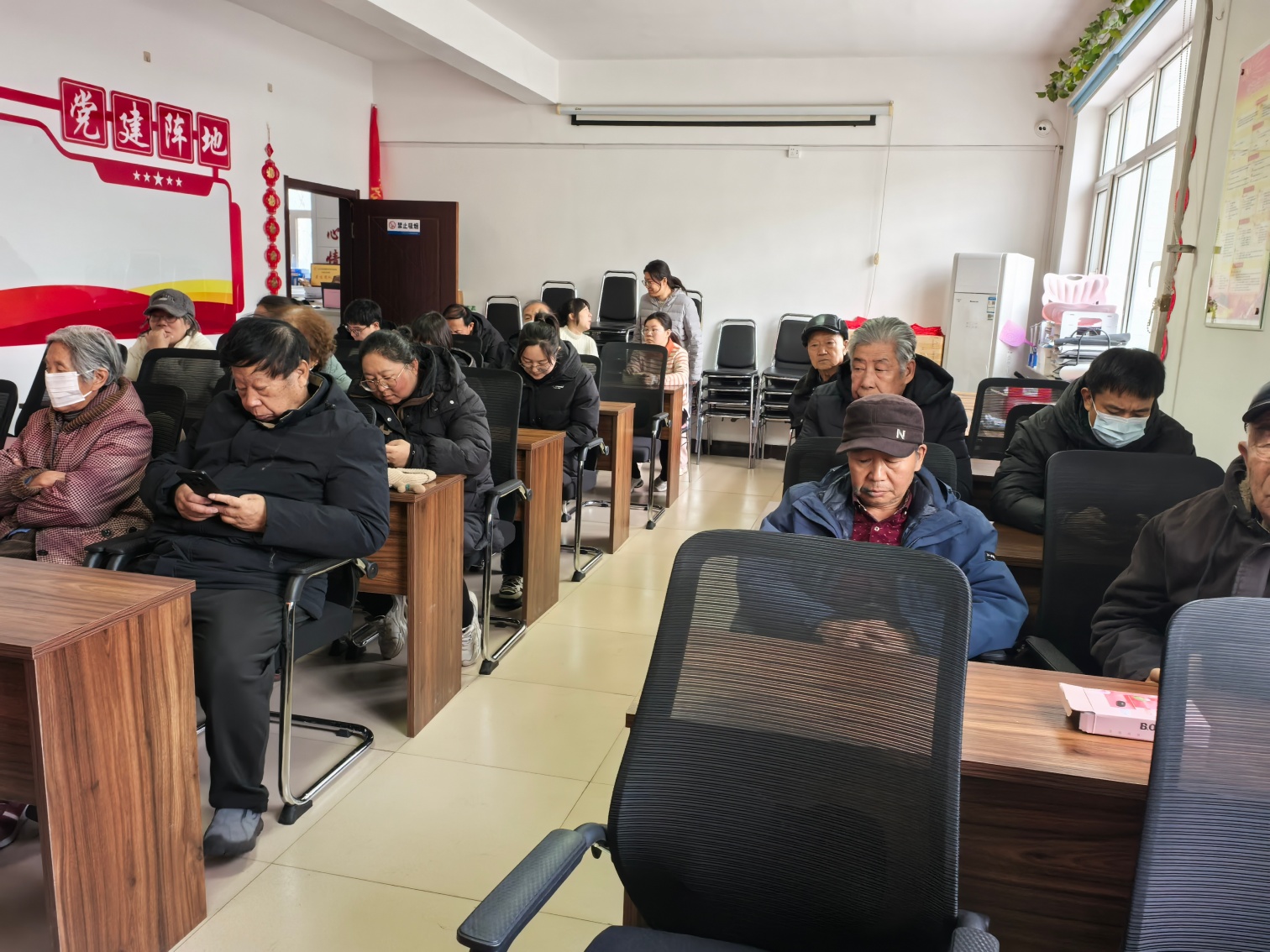 1765419617567771.jpg 平莊城區(qū)街道旭日社區(qū)聯(lián)合區(qū)財政局舉辦發(fā)詐騙宣傳活動照片3_副本.jpg