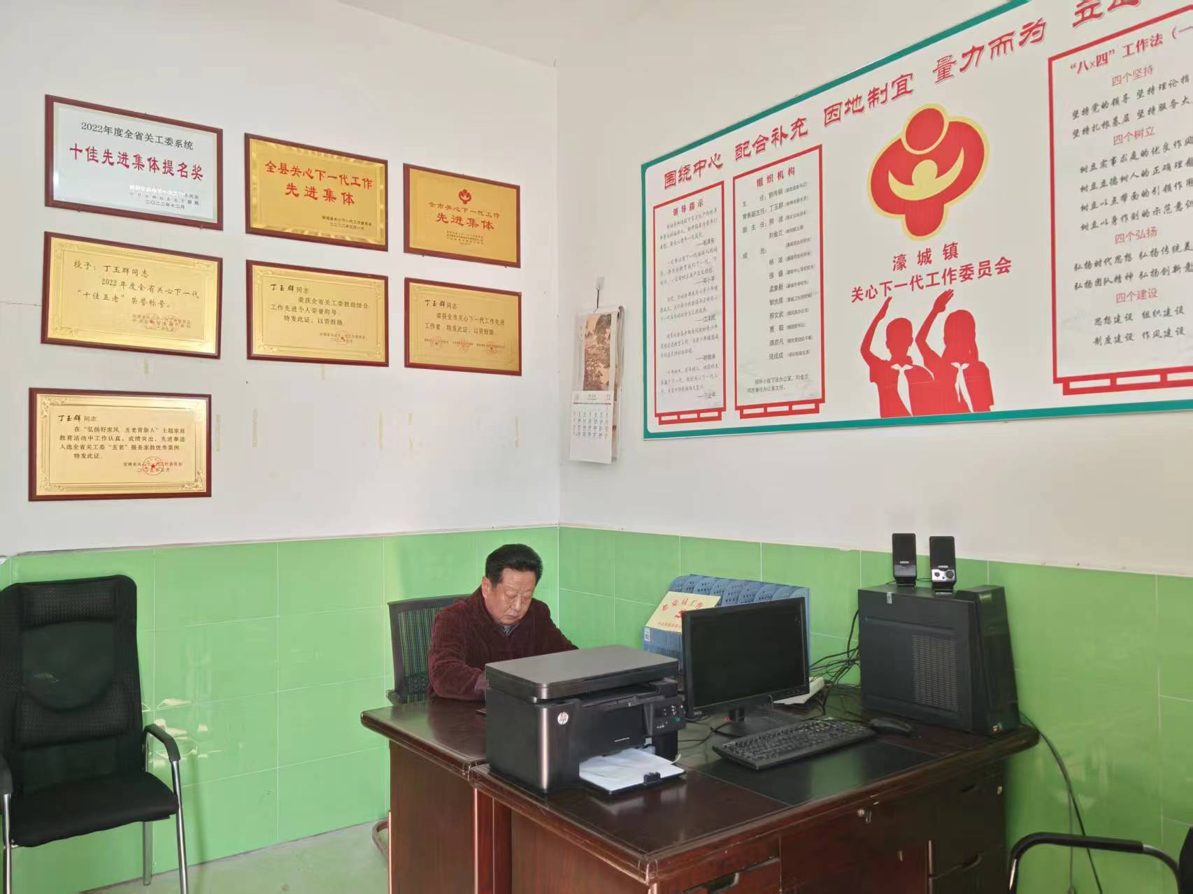 1765503201654655.jpg 丁玉群在辦公.jpg