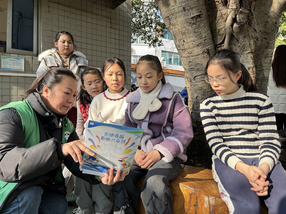 1月6日，廣西壯族自治區(qū)柳州市魚峰區(qū)紅鋒社區(qū)關工領導小組：禁毒反邪進校園 守護青春助成長 (2)1.jpg