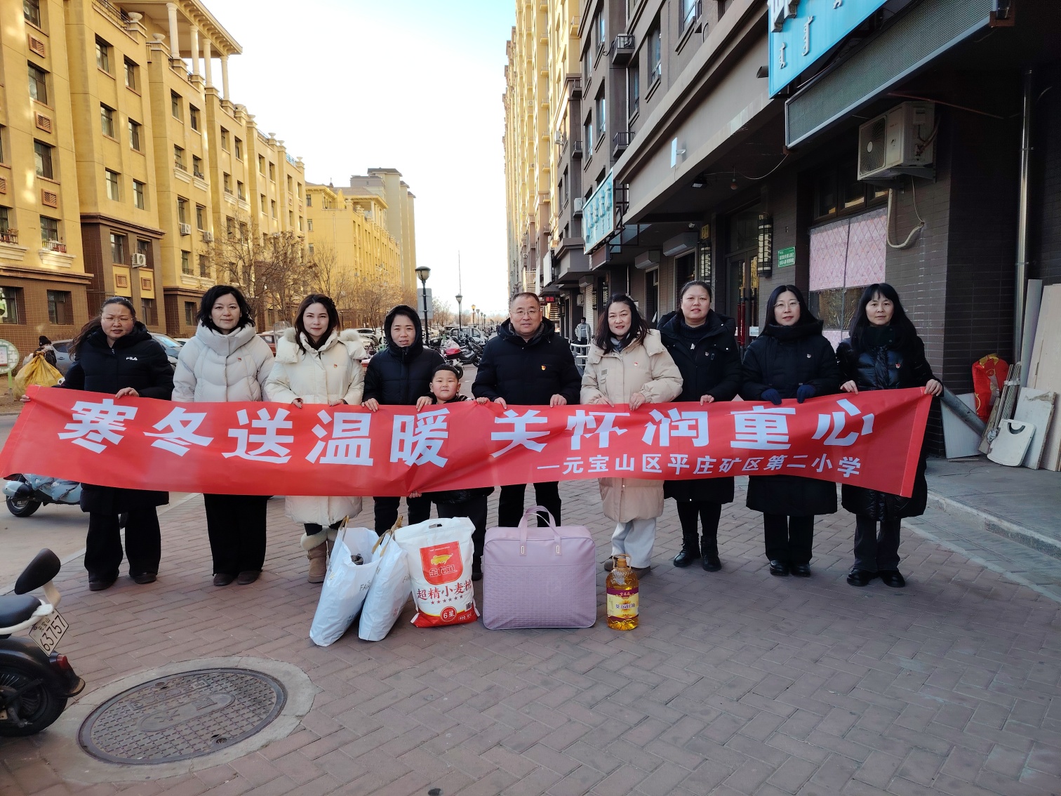 平礦二小開展“寒冬送溫暖，關(guān)懷潤童心”寒假困難兒童走訪慰問活動照片3_副本.jpg