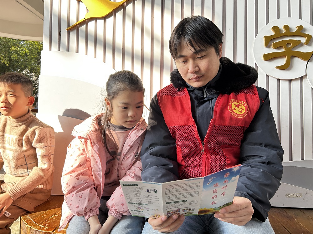 1月7日，廣西壯族自治區(qū)柳州市魚峰區(qū)紅鋒社區(qū)關工領導小組開展反邪教進校園活動 守護青少年健康成長 (2)1.jpg