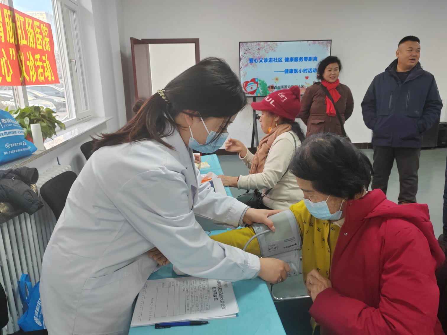 西城街道如意東社區(qū)“愛(ài)心義診進(jìn)社區(qū)，健康服務(wù)零距“活動(dòng)照片1_副本.jpg